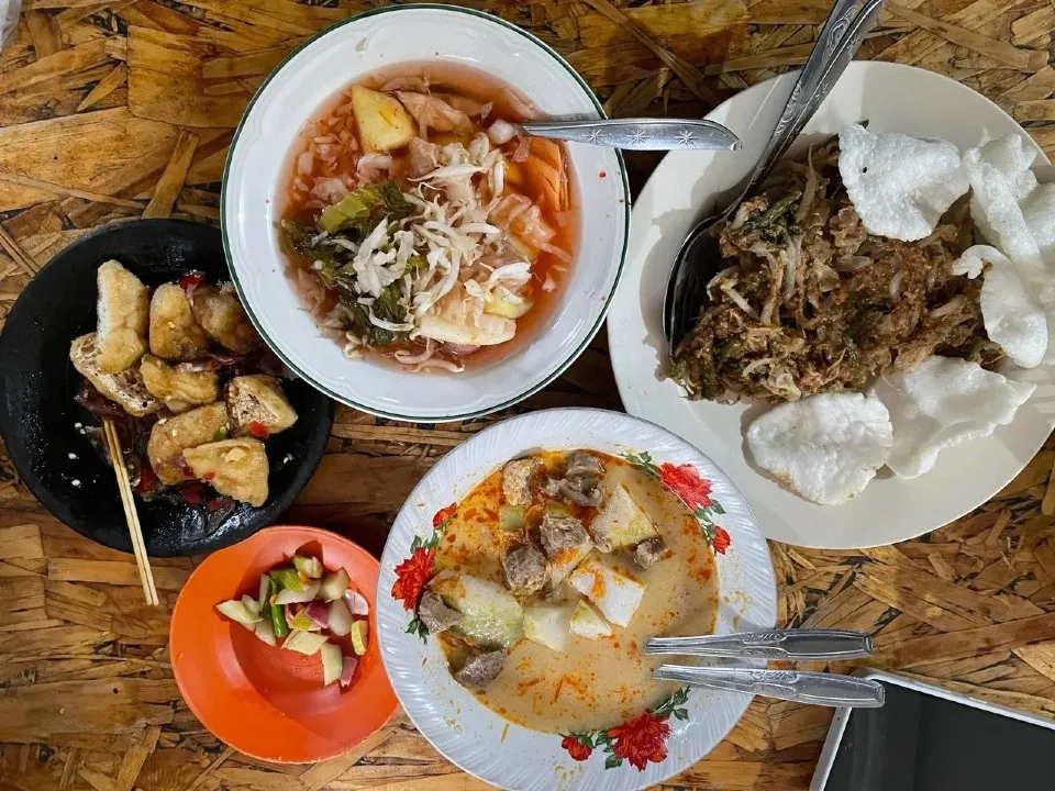 Warung Lotek Macan – Bumbu Kacang Legendaris Sejak 1956