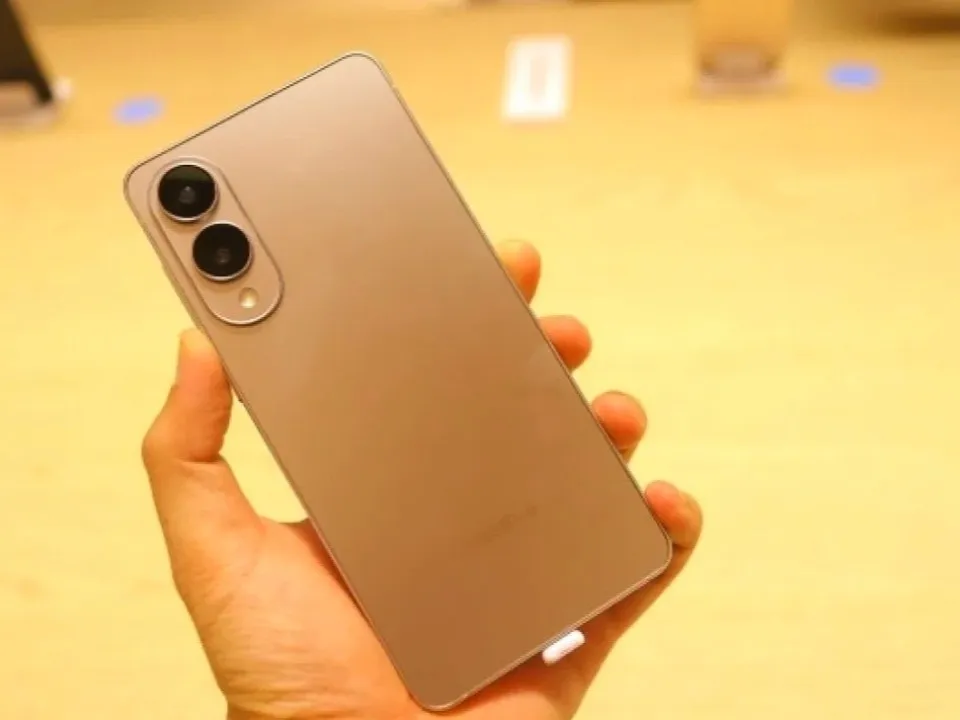 Desain & Layar Galaxy S25 Edge