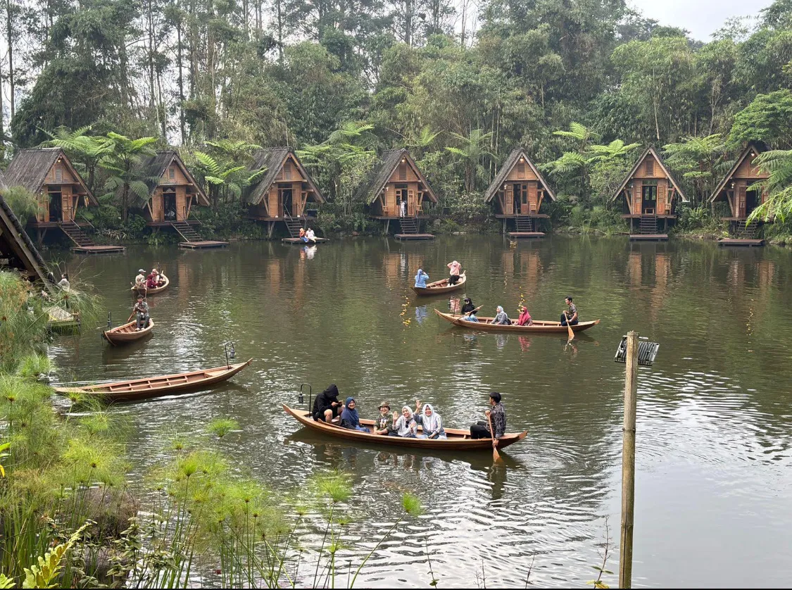 Dusun Bambu menawarkan pengalaman liburan unik yang memadukan budaya Sunda dan fasilitas modern