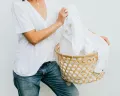Tips Ampuh Mengembalikan Warna Putih Baju Lama