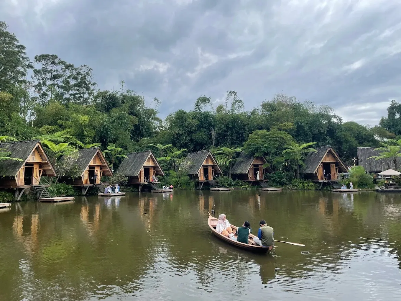 Purbasari Makan Di Tepi Danau