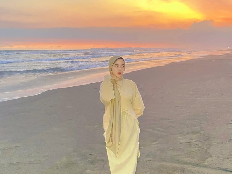 Pantai Widarapayung — Main Ombak & Jajan Mendoan di Pantai Hits
